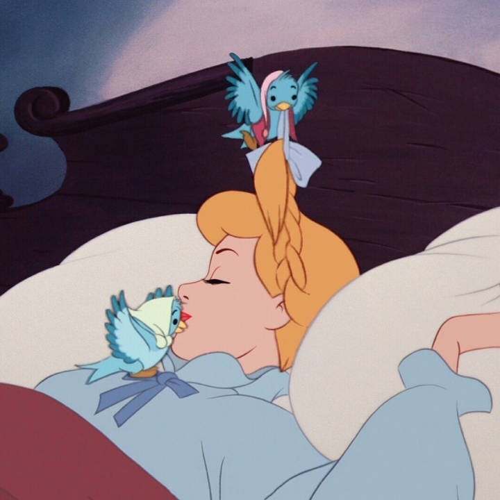 Дисней утро. Принцесса проснулась. Уставшая Золушка. Доброе утро Золушка. Утро Золушки.